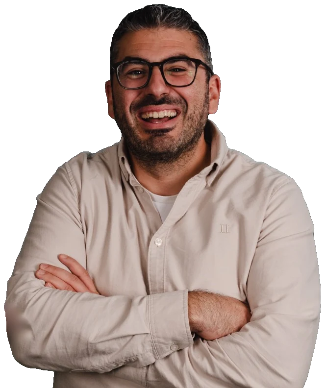 Serop Yildiz, lachend, met de armen over elkaar